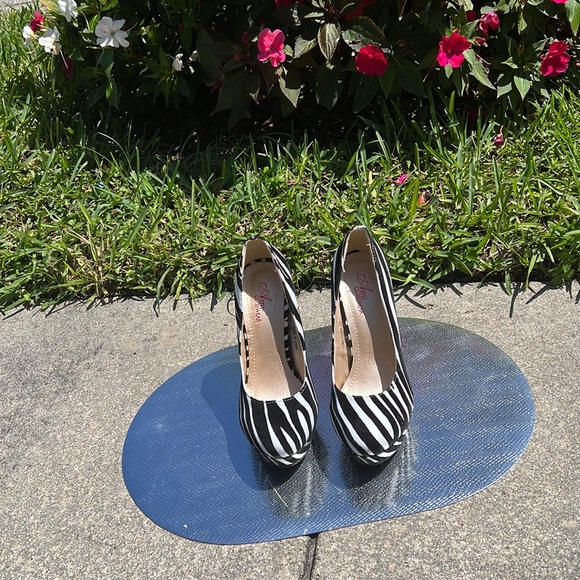 Size 7 Zebra platform pumps… so comfortable! Can wear to any occasion…. - Picture 16 of 17